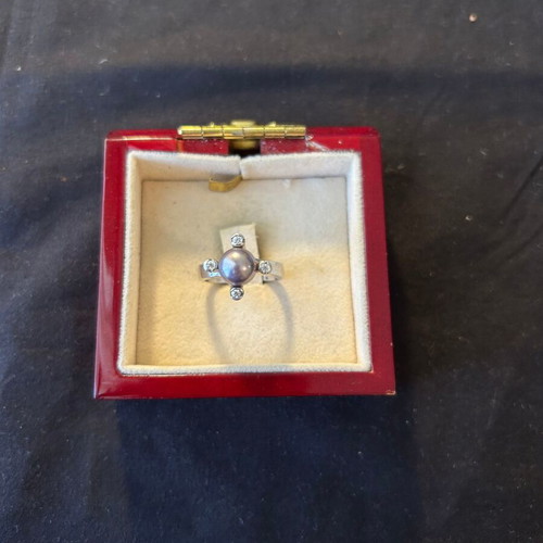 Silver 925 ring with white stones like new
