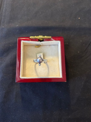 Silver 925 ring with white stones like new