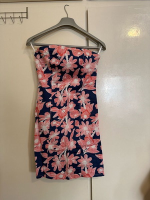 Strapless floral dress with back zipper, flattering fit