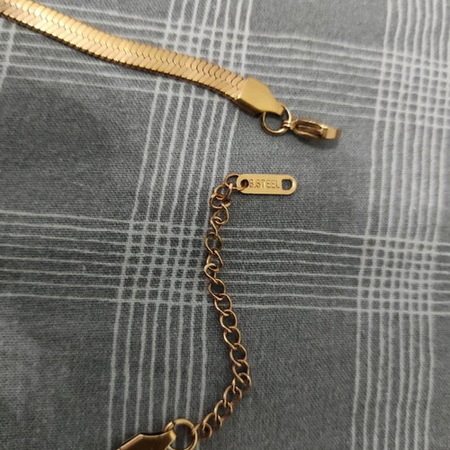 Stainless steel rose gold necklace with pearls in excellent condition