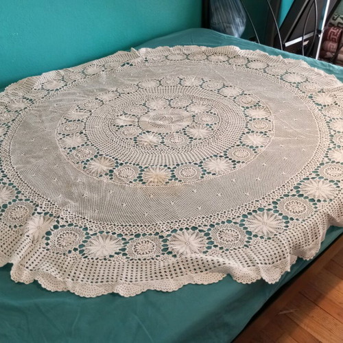 Handmade crochet round tablecloth 1.5 meter like new