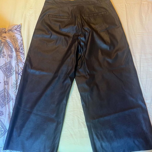 Black faux leather capri pants, medium size