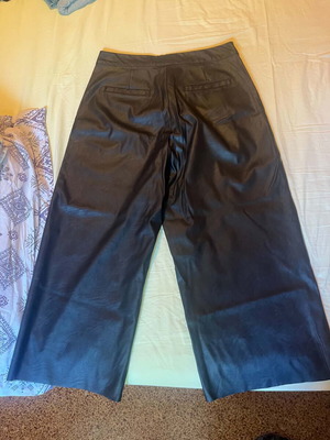 Black faux leather capri pants, medium size