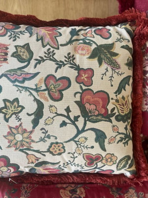 Decorative (1) floral pillow 40*40cm with tassels.