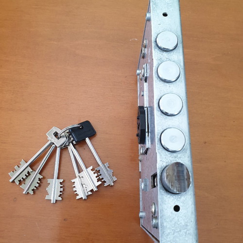 Securemme security lock used, with 5 keys, 2 pieces