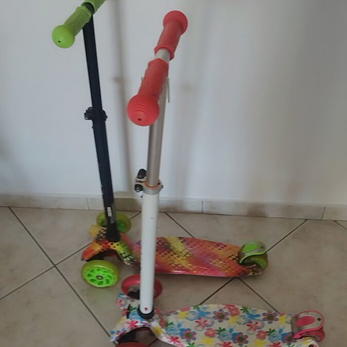 Scooter with adjustable height and light-up wheels, like new