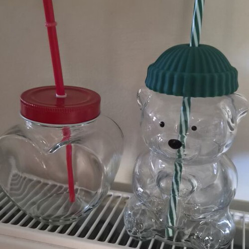 Set of 2 glass cups with lids