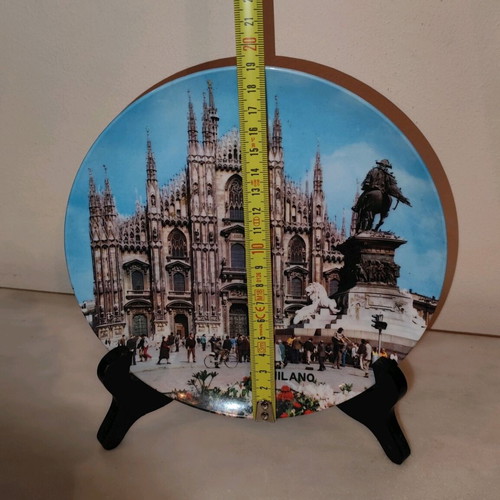 Souvenir plate used with Milan Cathedral depiction