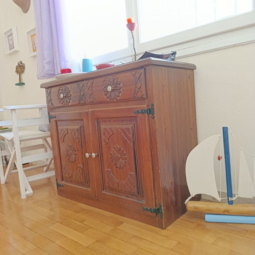 Set cabinet and mirror like new, carved solid wood