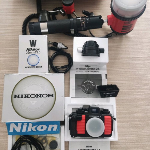 Nikonos -V καινούργια υποβρύχια φωτογραφική μηχανή με φακό 35mm και φλας