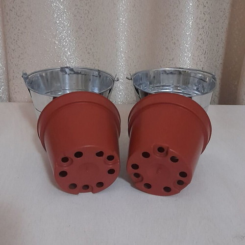 Set of 2 used metal flowerpots with removable plastic liners