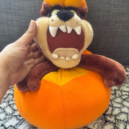 Taz plush Looney Tunes like new, dressed as Halloween pumpkin
