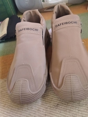 Dafeibochi Casual Sneakers Size 43 Beige New