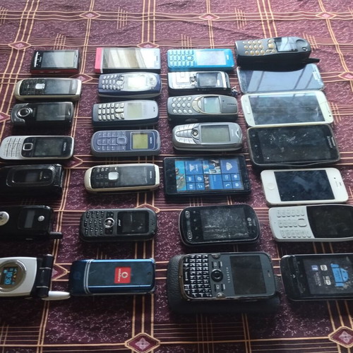 Vintage & Retro Mobile Phones Collection, pack of 32 including Nokia, Motorola, iPhone