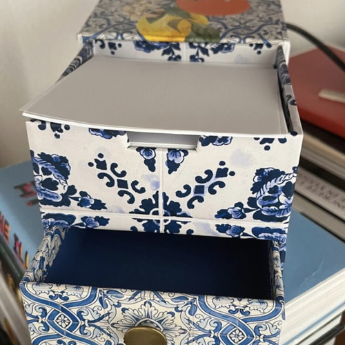 Storage box like new with note papers and storage space