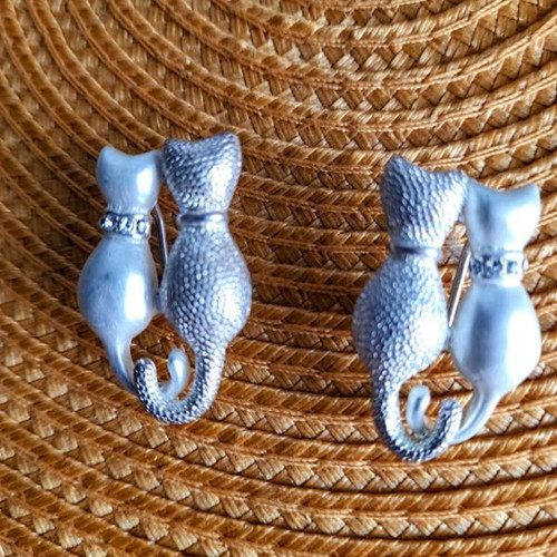 Cat earrings like new, silver color