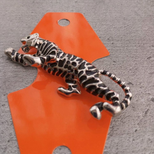 Tiger pin new, black and silver