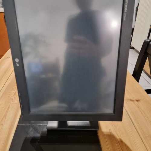 Οθόνη αφής LG Flatron L1730SFN 17 ιντσών σαν καινούργια, περιστρεφόμενη