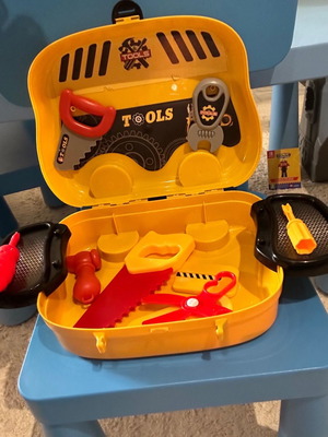 Tool case used, does not seal when closed