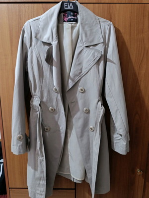 Beige trench coat size 38 like new, fitted