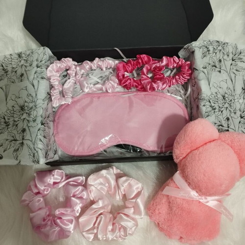 Sleeping Beauty gift box new with hair ties, sleep mask, towel