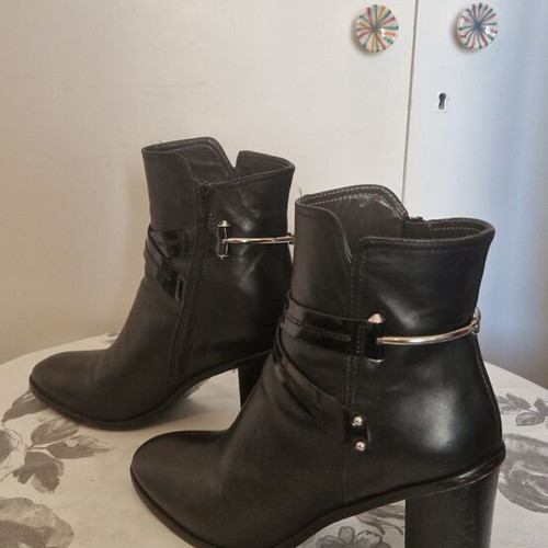 8 by YOOX black leather ankle boots used, size 40