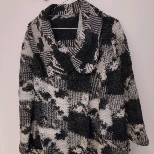 Coat cardigan used with patterns in gray and white