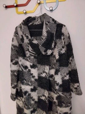 Coat cardigan used with patterns in gray and white
