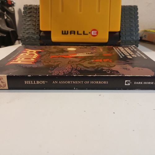 Hellboy An Assortment of Horrors used with tear on back cover