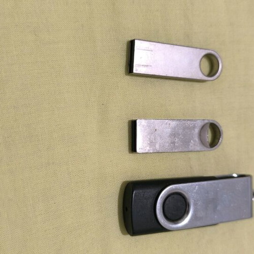 USB memory sticks like new, pack of 3, 8 GB each