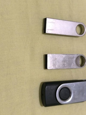USB memory sticks like new, pack of 3, 8 GB each