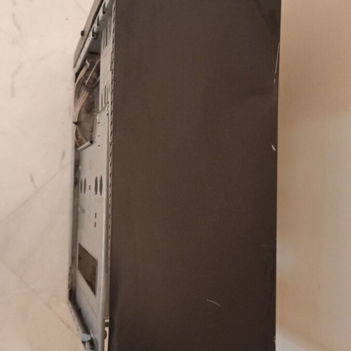 Παλαιός πύργος υπολογιστή μεταχειρισμένος χωρίς πλαϊνά μέσο μέγεθος