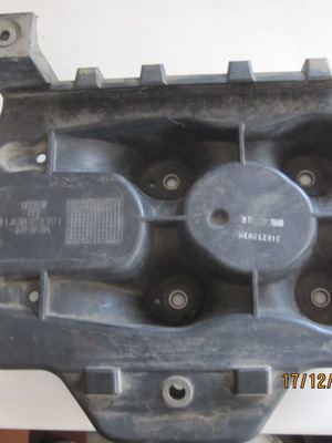 Βάση μπαταρίας για VW Golf 4 '98-'04 μεταχειρισμένη, σε άριστη κατάσταση