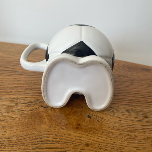 Vintage Manchester United mug shaped like a ball like new