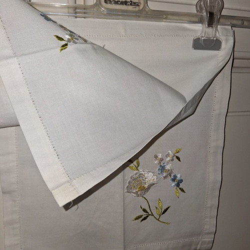 Set of 3 embroidered linens like new with delicate floral design