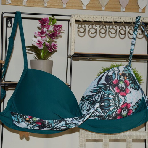 Swimwear top like new, chest circumference 68 cm, multicolor green