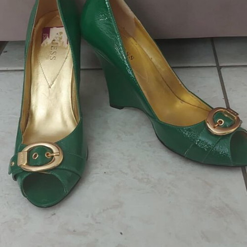Guess green leather peep toe platform heels size 39 like new