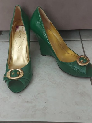 Guess green leather peep toe platform heels size 39 like new