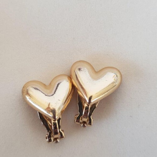Clip-on earrings used with some imperfections