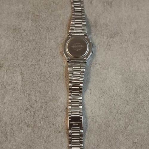 Casio watch like new, timeless silver unisex