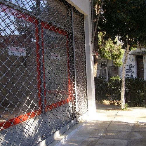 Commercial space 22 sqm renovated, ground floor, Keratsini Tambouria, with wc