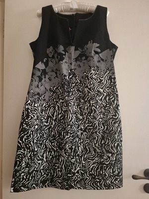 Reni Leza dress like new, black and white printed with chain detail
