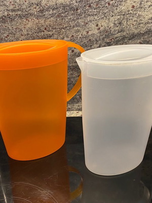 Illrotho pitchers like new, plastic, set of 2