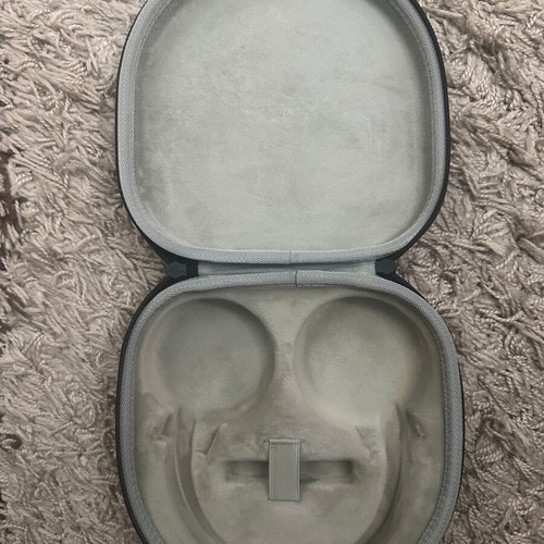 Headset carrying case like new, hard plastic protection