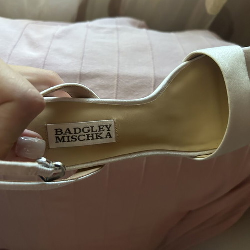 Badgley Mischka satin sandals size 6 like new, white