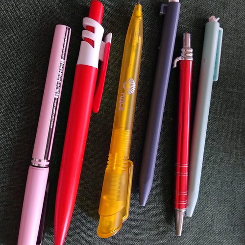 Set of 12 used pens for collectors