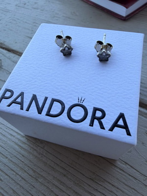 Pandora earrings like new, silver