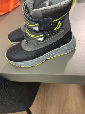 Ski shoes used size 32, black and grey