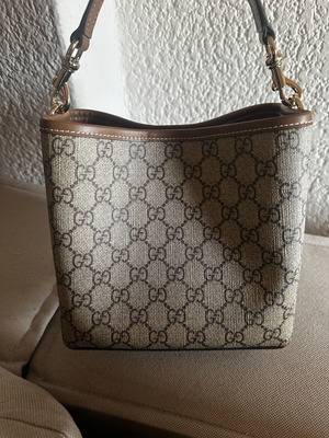 Gucci emblem bucket shoulder bag like new, beige