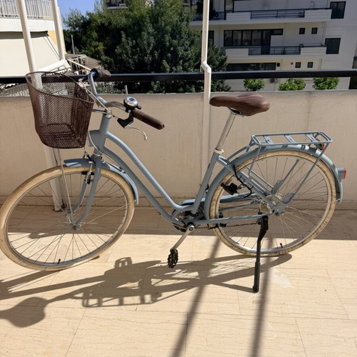 Women's city bicycle blue like new with basket and 6 speeds